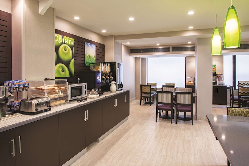 La Quinta Inn & Suites by Wyndham New York City Central Park photo 5