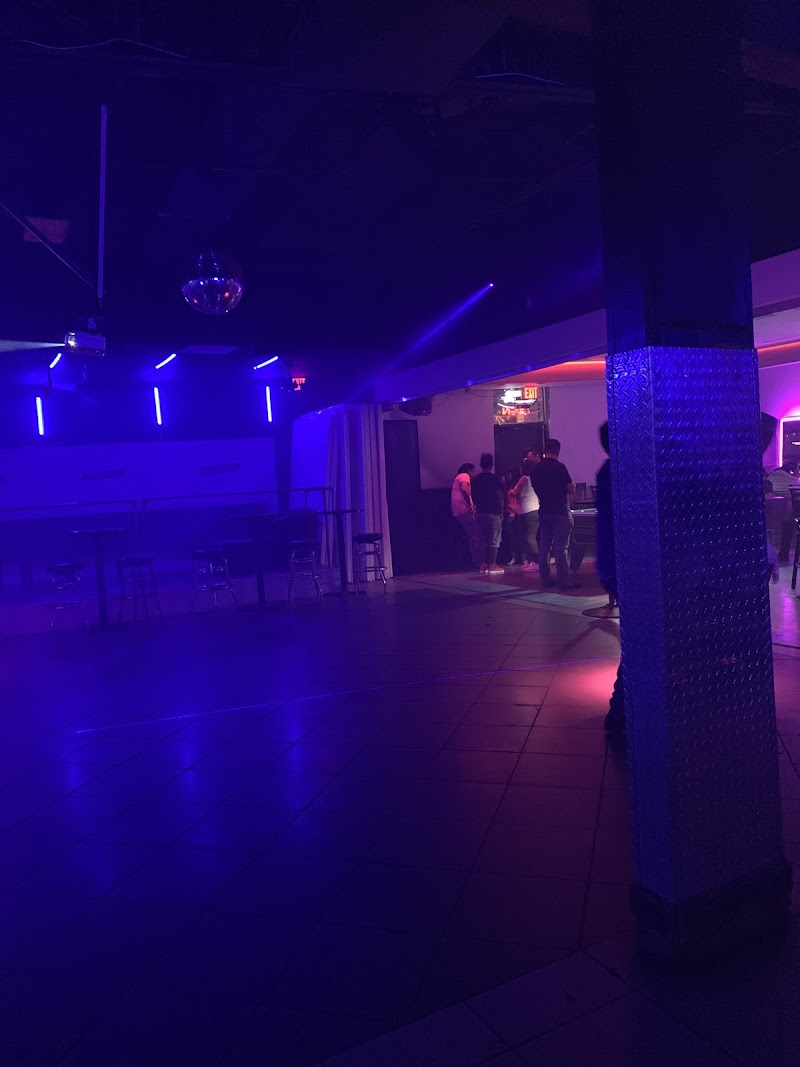 El Reventon Sports Bar & Club photo 5