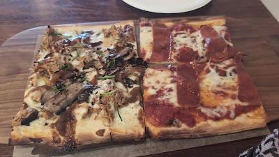 Jules Thin Crust photo 4