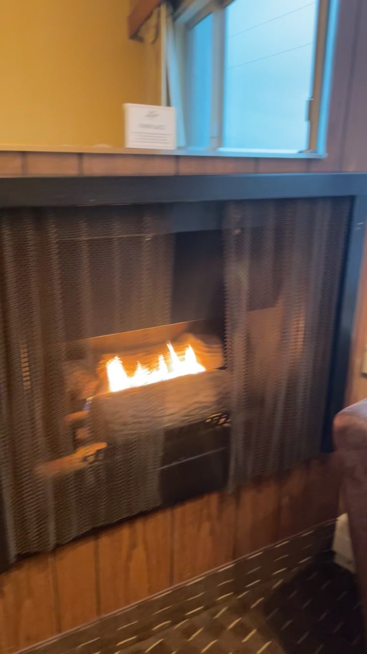 We had the best stay at the Ebb Tide Oceanfront Inn! 
I don’t think I’ll stay anywhere else again when I’m seaside. Super cozy, spacious, has a kitchenette, the breakfast was amazing and the staff was really friendly. 

#seaside #oregoncoast #familytime #oceanfront #explorepage #adventure #oceanside 