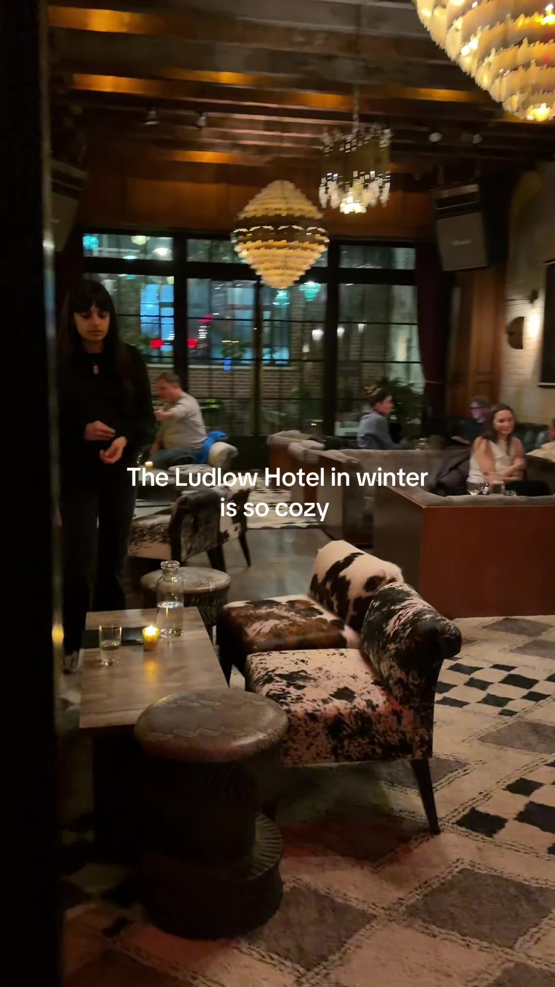 The Ludlow Hotel feels like a perfectly kept New York secret-warm, intimate, and effortlessly cool in a way that never tries too hard. Tucked into the Lower East Side, it wraps you in rich textures, low light, and a lived-in elegance that makes the city outside feel softer the moment you step inside. The lobby invites lingering, whether by the fireplace with a drink or tucked into a velvet chair watching the neighborhood drift by, and the rooms feel thoughtfully human rather than hotel-polished brick walls, deep tubs, and views that remind you you’re very much in Manhattan. It’s cozy without being precious, stylish without being cold, and somehow manages to feel both timeless and distinctly of-the-moment. #ludlow #nyc #hotel #nychotels #les 