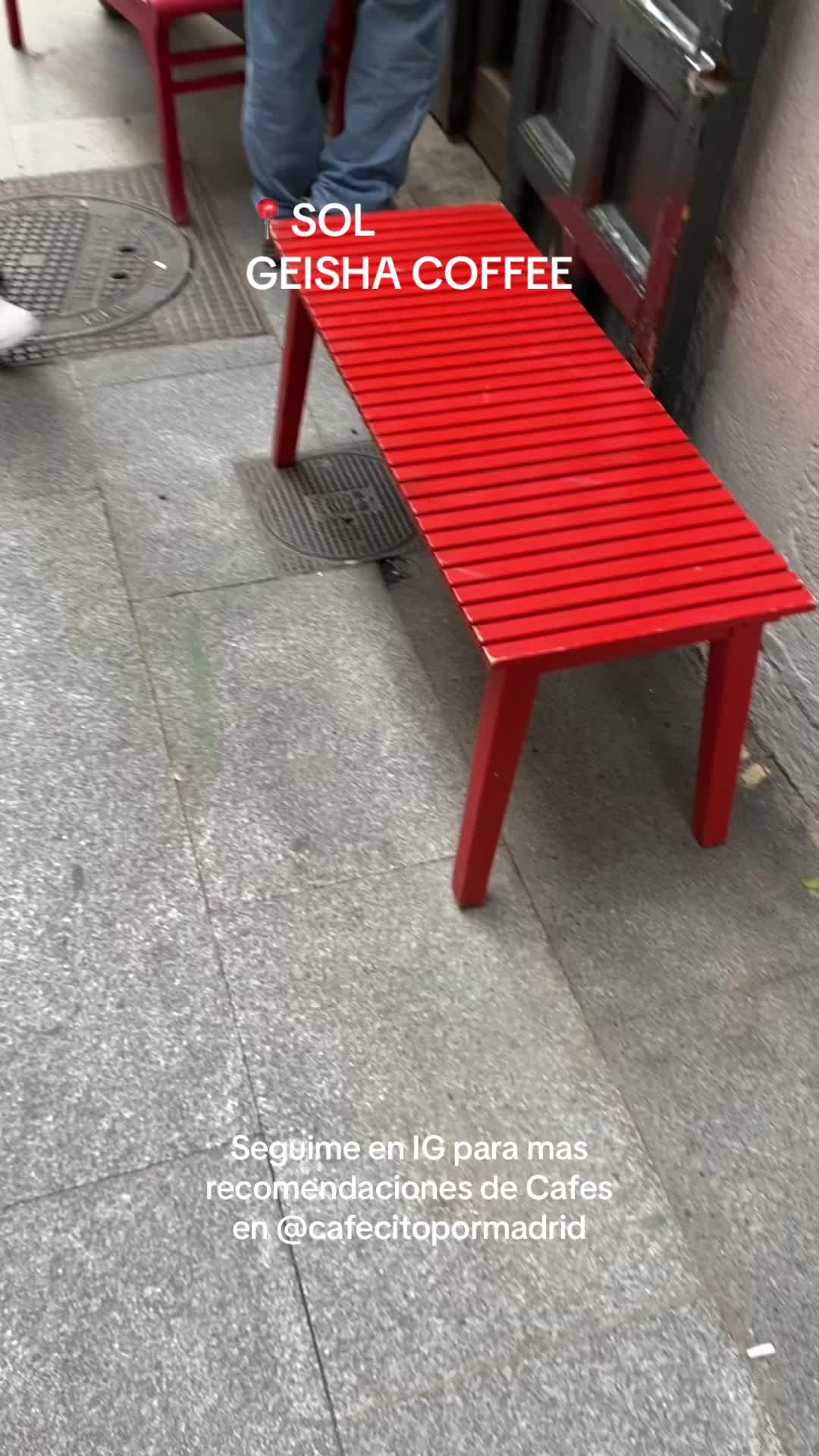 ☕ Geisha Coffee ☕
📍Calle de las Navas de Tolosa, 6
Puntaje ⭐️⭐️⭐️✨
Esta vez, fuimos a un cafecito divino en pleno centro de Madrid, @geishacoffeemadrid es ese lugar donde la pasión por el café se convierte en arte.
☕️Qué es Geisha? Es un tipo de grano que se hace especialmente en Panamá y Etiopía, en donde las condiciones de cultivo son tan específicas y exigentes que hace que sea un producto exclusivo 💰💰 Tiene sabor suave, dulce y afrutado en la mayoría de los casos, aunque este puede variar.
💯La atención minuciosa y la calidad en la elaboración de cada café te van a encantar. Desde los sabores intensos de cafés de Nicaragua 🇳🇮, Colombia 🇨🇴, Honduras 🇭🇳 y el exótico "Geisha" de Etiopía 🇪🇹, hasta la selección de leches según tus preferencias, cada detalle se cuida con mucho amor 🫶🏻.
✨En cuanto a su carta de cafés, tenes una variedad desde el clásico Flat White hasta un Cold Brew, cada opción es un viaje distinto. Podes elegir que te preparen el café con el método Pour- Over y hasta podes pedirles que te tuesten el café y llevártelo a tu casa, hay para todos los gustos! Y para los amantes de la estética, los artistas del latte de Geisha te sorprenderán con creaciones únicas.
🍰Pero la experiencia en Geisha va más allá del café. Con una variedad de cosas ricas como los sándwiches, croissants y tostadas artesanales. Te recomendamos fuertemente la tarta de queso que es buenísima.
En cuanto al lugar, es lindo, lo único que no tiene tanto lugar para sentarse y hay muchísima gente, te recomendamos llegar temprano si queres sentarte en un lugar cómodo.
💻Apto para CoWork: ✅de Lunes a Viernes.
Vos ya lo conociste? Te leemos! 👇🏻👇🏻
#CafeDeEspecialidad #Cafe #Madrid #MadridCoffee #CafesDeMadrid #SpecialityCoffee #MadridLovers #VisitMadrid #CoffeeLover #cafeespecialidad