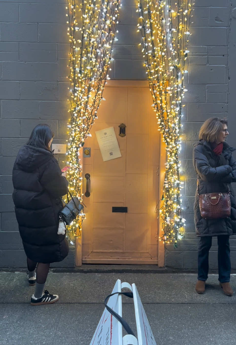 other than the microscopic portions and ginormous prices, the pink door gets a 10/10 😋 #pinkdoorseattle #seattle #seattlerestaurant #seattlefood #italianrestaurant #bestrestaurants #restaurantreview #seattlefoodie #travel #foodie #deevaandfood 