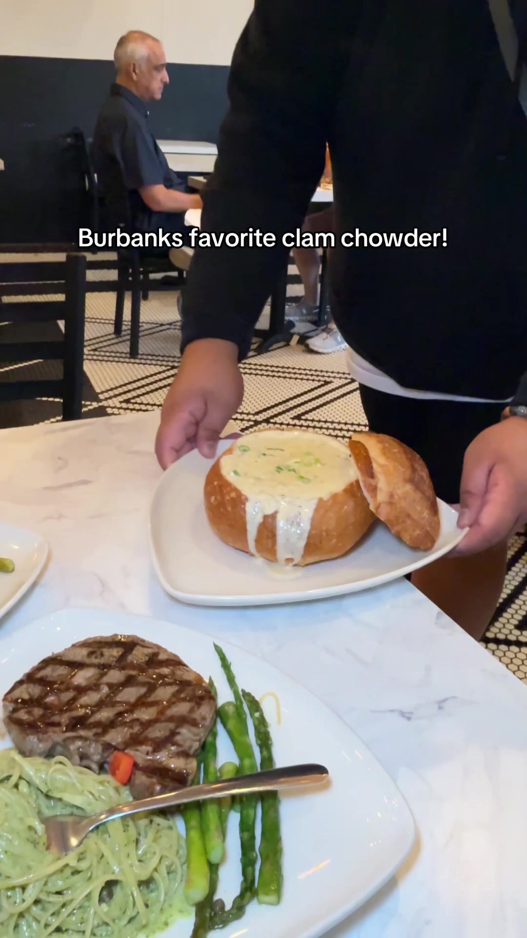 Have you tried the best clam chowder in Burbank yet? 

#Burbank #WildCarvery #clamchowder #clamchowderbreadbowl #lunchideas 
