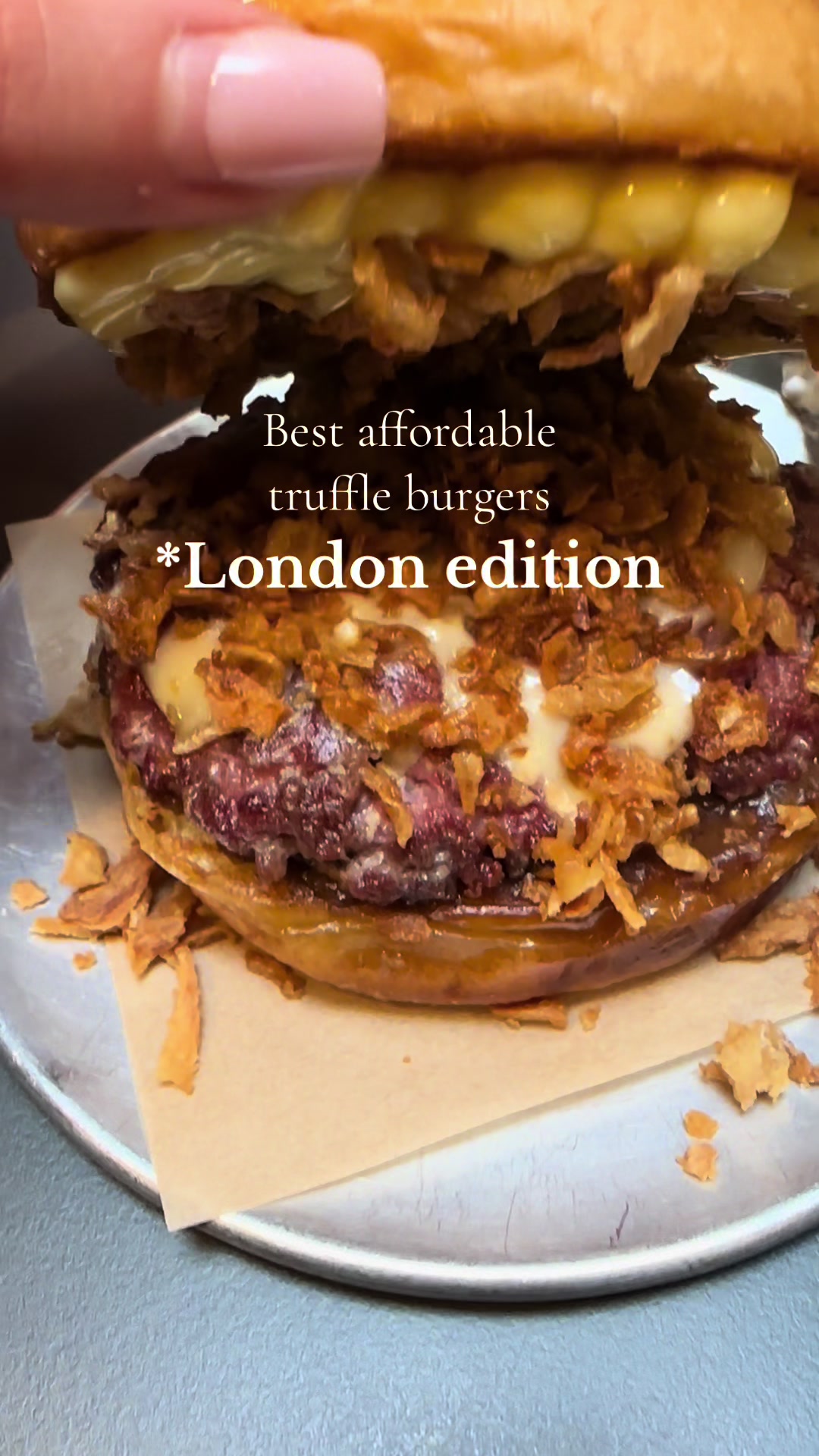Bessst affordable truffle burgers 🍔 

📍 truffle burger, Soho, London

Order:
🍔 truffle burger 
🍯 truffle honey chicken 
🧀 chopped cheese 
🍟 truffle & parmesan fries 
🍒 cherryade 

Total: £37.55
 
#truffleburger #trufflefries #truffle #londoneats #londonfood #londonrestaurantguide #londonrestaurant #soho 