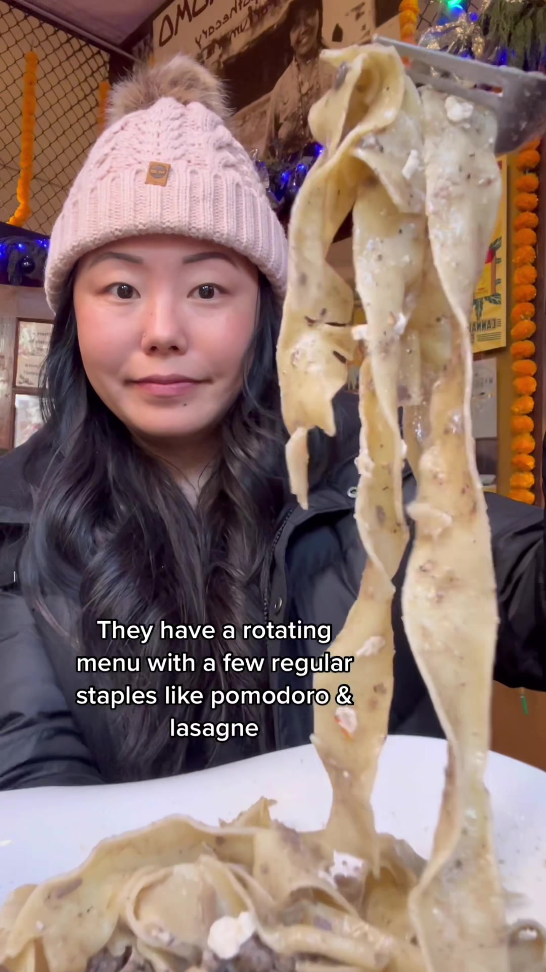 Hidden gem in pike Place Market. 📍Pasta Casalinga makes their pasta fresh daily. They also cook everything right in front for you to see. Order, take a seat and they’ll call your name when ready. A great spot that locals love! #seattleeats #pastalovers🍝 #pikeplacemarket #seattlewa 