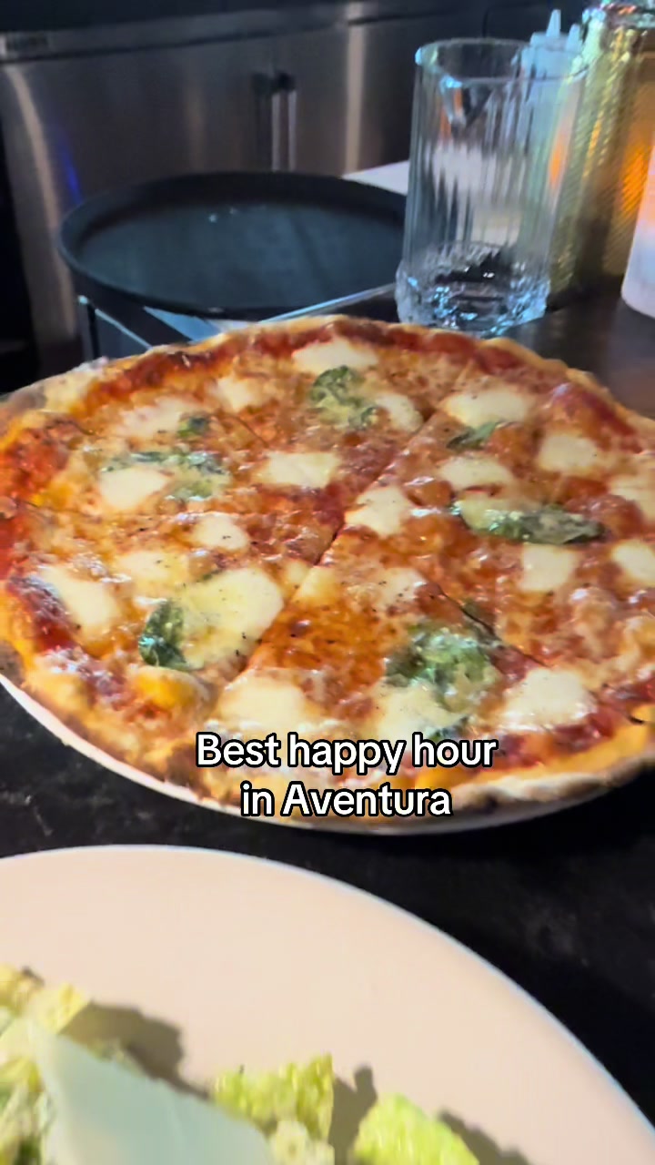 Looking for a great spot that has delicious food options and great drinks?? You have to visit @TheAmalfiLlama thank me later! #food #foodie #miami #foodtiktok #pizza #happyhour #happyhourmiami 