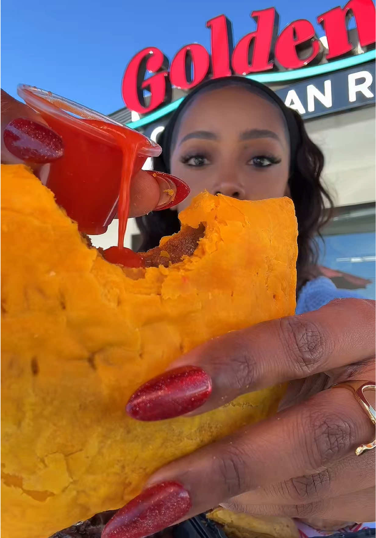 First time trying Golden Krust . . .definitely not my last 👀🔥 Plus, love that they’re giving back + supporting Hurricane Melissa relief efforts in Jamaica 🇯🇲💛 @Golden Krust 

#goldenkrust #Foodie #foodreview #caribbeanfood #jamaica