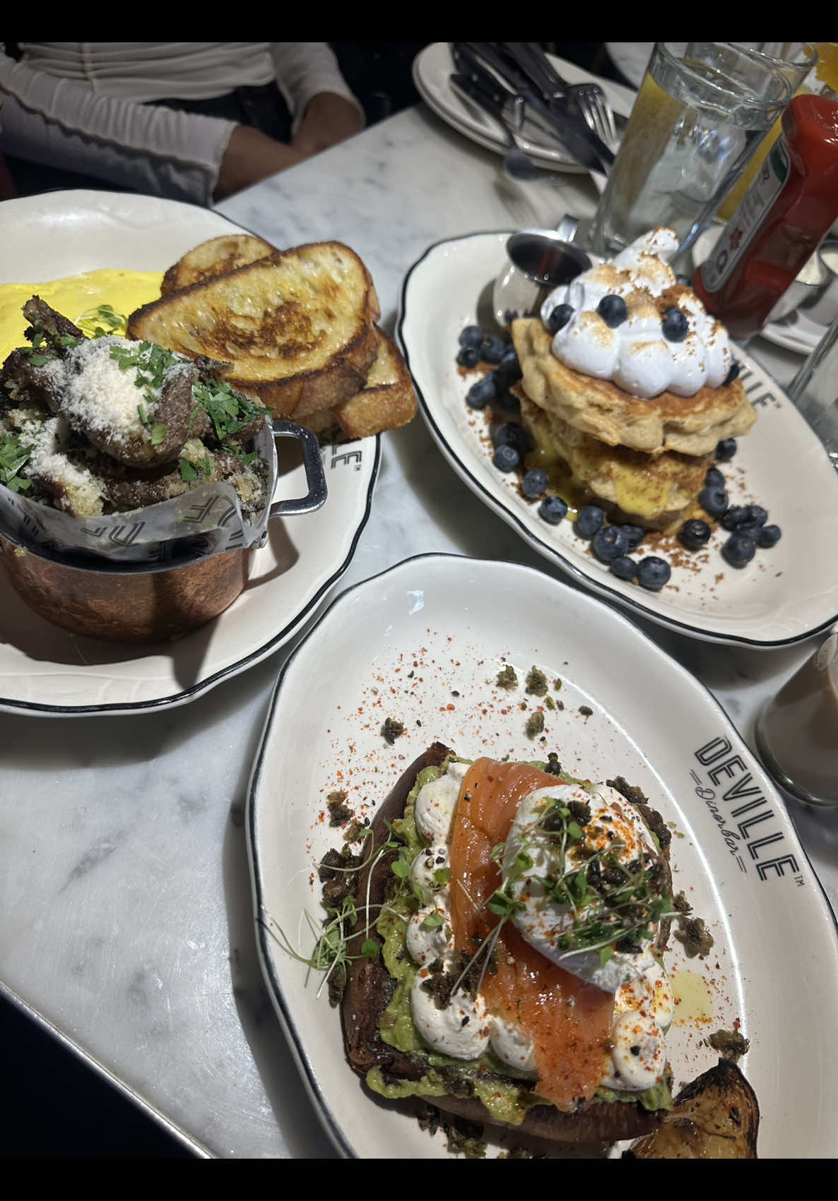J’ai adoré mon brunch du dimanche chez @Deville ! Des plats savoureux, consistant et des boissons parfaites pour accompagner le tout. 🩷🥞🍳☕️

.

I loved my Sunday brunch at @devilledinerbar! Flavorful and hearty dishes, perfectly paired with delicious drinks to complete the experience. 🩷🥞🍳☕️

Food Recap : 

- Yuzu Meringuepie Pancakes 
- Smoked Salmon Brioche Tartine
- Classic French Omelette 
- Chimichurri Steak & Eggs Tartine 

📍1425 Rue Stanley

#mtlblogger #mtlfoodie #mtlmoments #mtlfood #explorepage #viralvideos #montrealfood #devilledinerbar #mtlrestaurant #mtlbrunch #foryoupage #pourtoii 