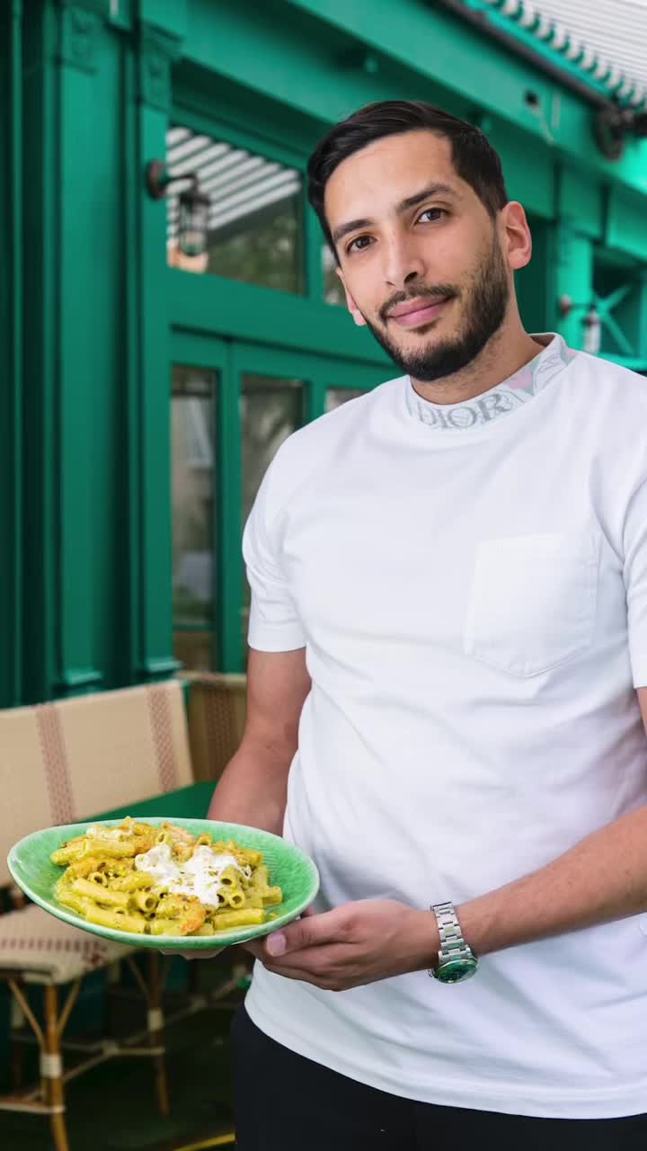 Si un jour, tu t'es demandé quel était le plat préféré de Fahmi, ton jour est arrivé ! Avec en bonus, la préparation des pastas : crème de pistache, stracciatella, crevettes... bref on te laisse savourer avec les yeux 👀

🤔 Et toi, c'est quoi ton plat préféré ? Tu craques aussi pour nos Rigatoni Amalfi ?

#legrandamalfirestaurant #legrandamalfi #amalfirestaurant 