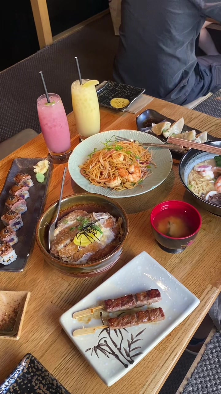 Food so good I’m still thinking about it!!! This is Dozo in soho Londo, serving up amazing authentic Japanese food! I highly recommend the Wagyu maki and ramen ! The drinks were also super refreshing! Overall a solid 10/10 including the service! 

🫶Sorry if i butchered the names! 🫶 

@DOZO #japanesefood #london #soho #londoneats #japanese 