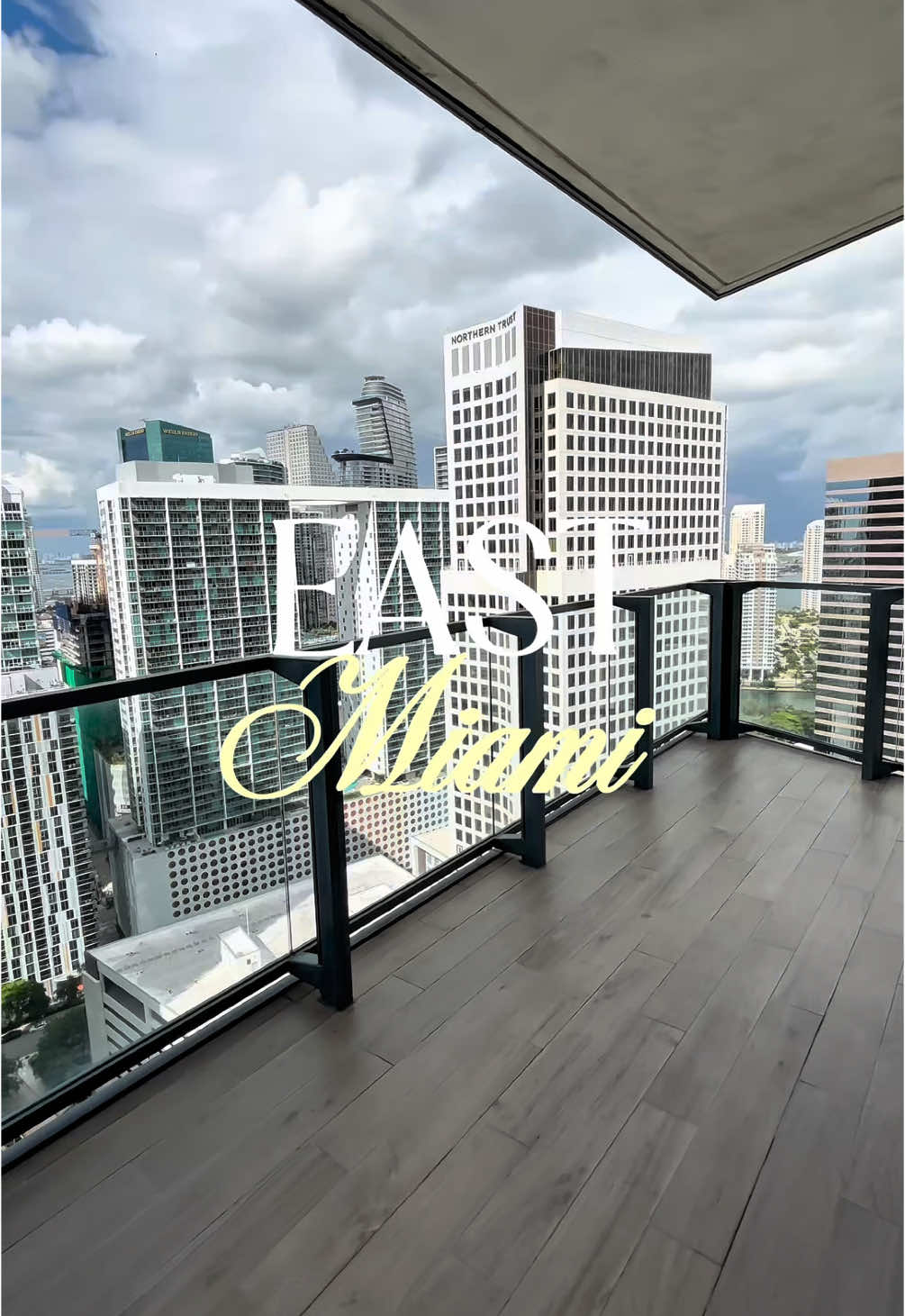 Absolutely loved my stay at the EAST Miami hotel 🤩

I Stayed in the “Bay King” room! I don’t know what I love more the huge balcony or the gorgeous view from the tub 😍 

#fyp #miami #hotelroom #eastmiami #viral #roomtour #contentcreator #luxury 