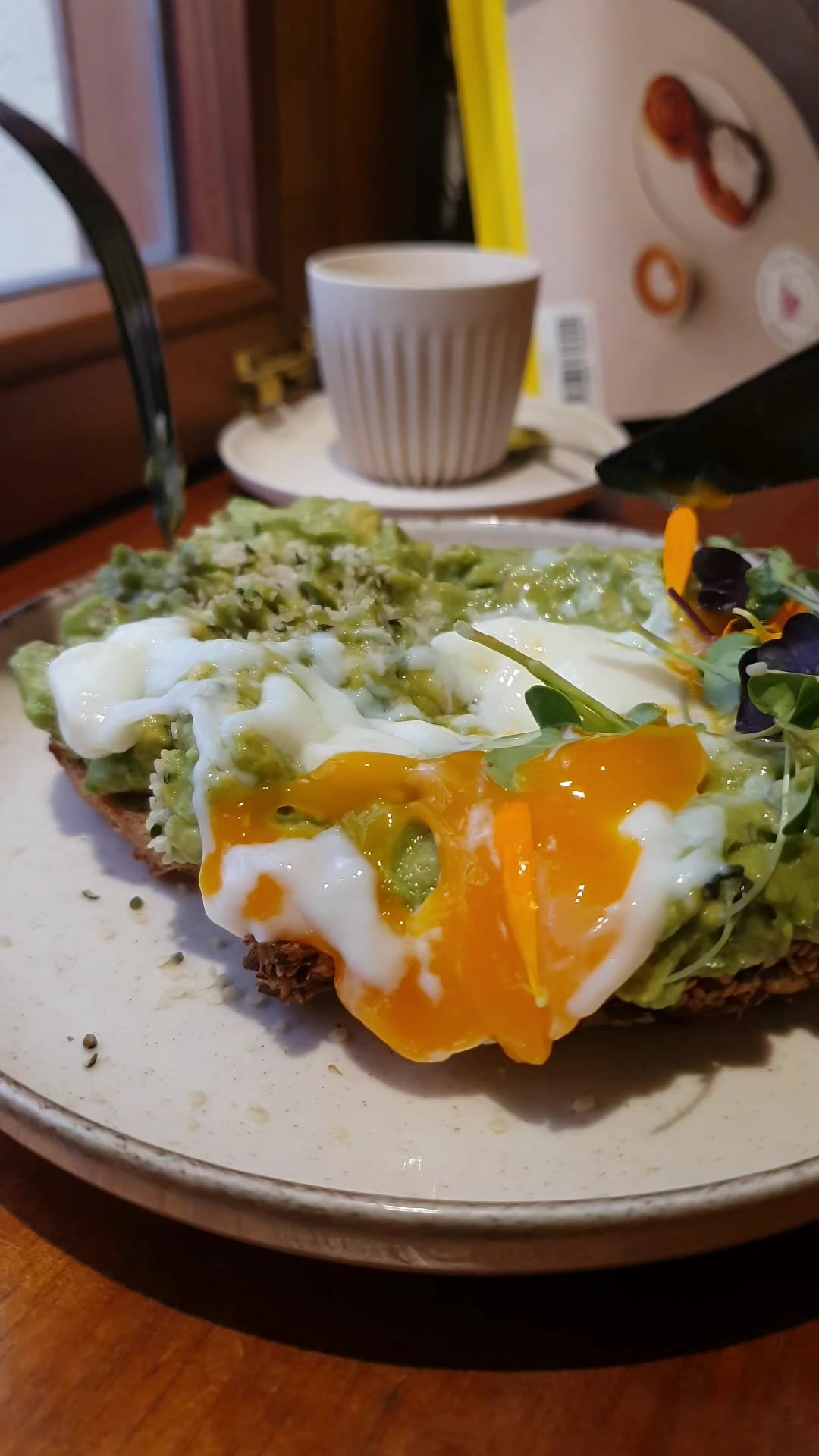 WOLFØX MADRID SPECIALITY COFFEE
📍C. de Pérez Galdós, 2, Madrid
@wolfoxmadrid
@wolfoxcoffee 

Si te gusta desayunar y un buen café, apúntate este sitio en pleno centro de Madrid, al lado de la famosa Calle de Fuencarral. 

Se trata de Wølfox, un pequeño local donde sirven café de especialidad. Si eres cafetero, notarás la diferencia. 😉 También ofrecen chocolate, chai latte, matcha latte y té. Para todos los gustos. 

Para acompañar, tienes varias opciones, si eres de salado tienes tostadas de masa madre de diferentes sabores o, si eres más de dulce, tienes tartas, pain au chocolat, croisaant e incluso bowls de yogur o açaí. Tú eliges. 😋

El interior cuenta con una decoración muy cuidada, local agradable, música tranquila de fondo, que invita a disfrutar del momento y una atención de 10. 👌🏼

- Tostada de aguacate, huevo a baja temperatura y AOVE. Tamaño grande y que quedas perfecto. 8,5 €. 🍞🥑🥚

- Café Macchiato. 2,60 €. ☕️

🕙 Horario: L - D / 10:00 - 19:00. 

#wolfox #wolfoxmadrid #desayuno #breakfast #brunch #cafe #macchiato #coffee #cafedeespecialidad #specialitycoffee #madrid #fuencarral #madridcentro #tostadas #tostadasmasamadre #aguacate #huevo #aove #tarta #painauchocolat #croissant #yogurtbowl #acaibowl 