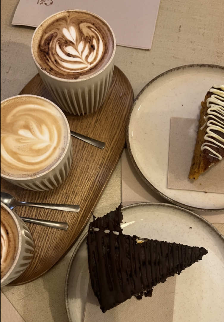 nunca es mal momento para un café ☕️🍰🫶🏼 
•
•
•
📍 Wolføx Coffee (Madrid) 

#cafe #cadeespecialidad #coffee #madrid #reportaje #yosolouncafe 