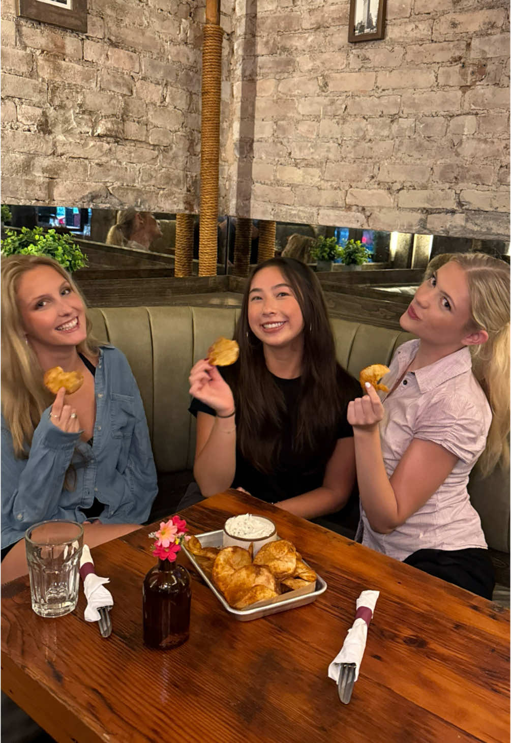 We’re all friends at The Malt House 😉

#themalthousegreenwichvillage #bar #newyorkcity #nyc #bottomlessbrunch #bartender #server #beer #drinks #chefspecial #frenchoniondip #food 