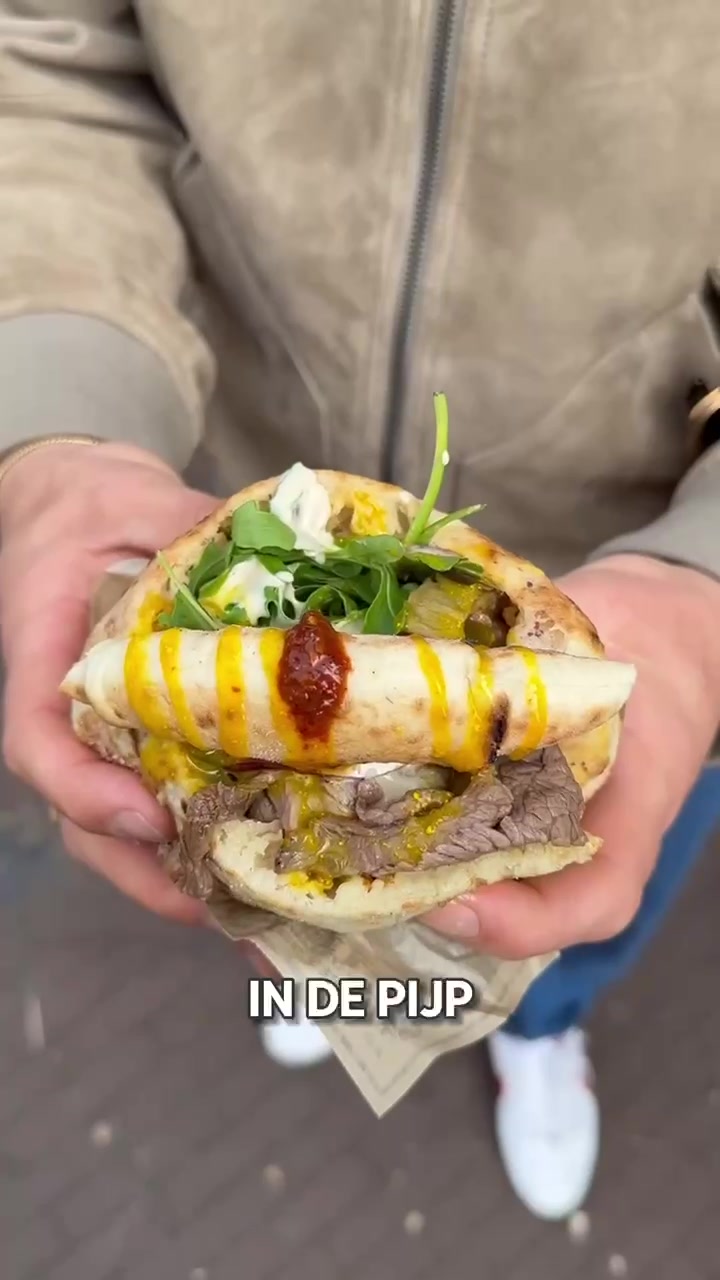 📍Mezzave, Amsterdam - Heb de pita nog nooit zo fluffy meegemaakt als bij deze zaak. Ik woon al jaren niet meer in de Pijp, dus dacht dat deze zaak nieuw was, maar ze zitten er dus al drie jaar! Ik zou de short rib nemen en de rest ga je zelf ervaren! #pita #lecqtest #amsterdamfood #amsterdamfoodie 