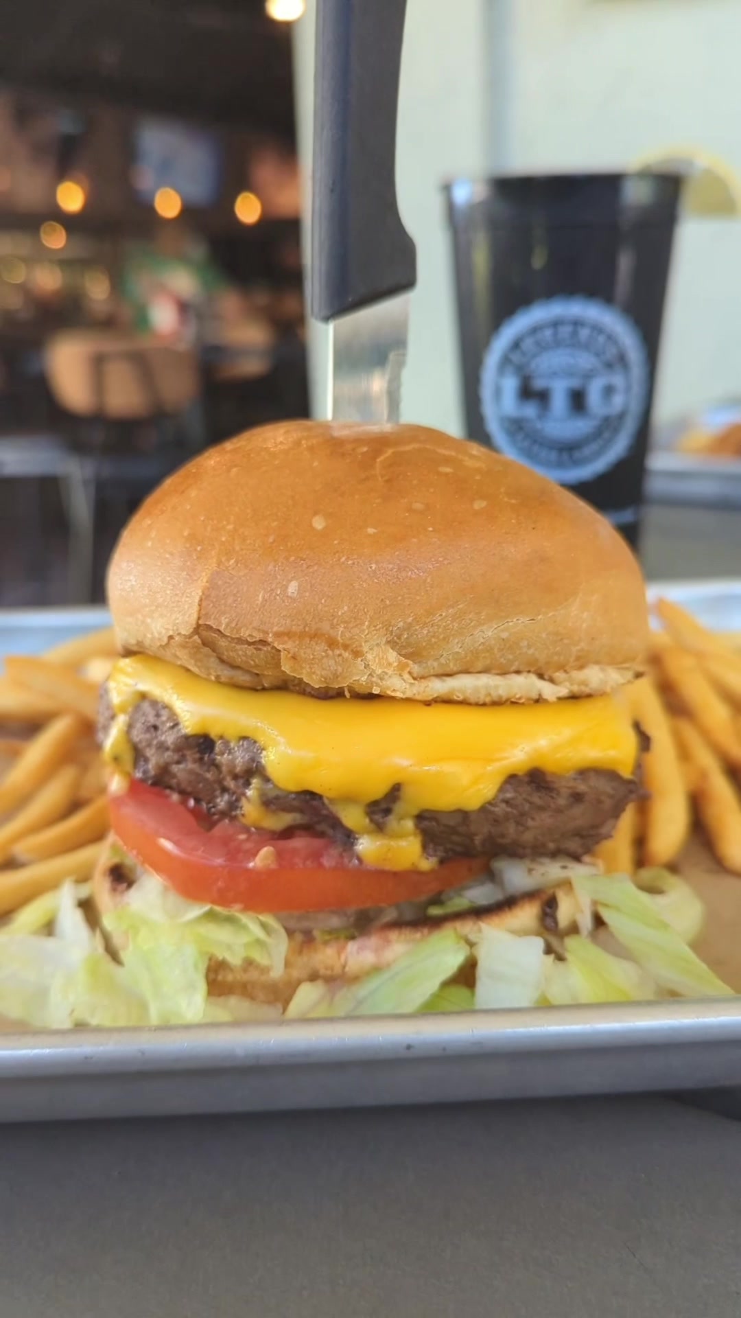Rumor has it if you look up the definition of perfection, you'll find this video underneath it! 🤤
#legendstavern #lunch #lunchspecials #chickenwings #burger #salad