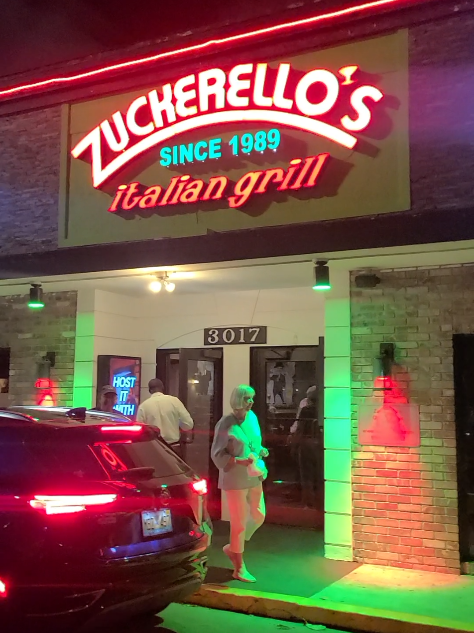 LIVE at ZUCKERELLO'S on
Commercial Blvd in Fort Lauderdale!! Who Else LOVES THIS AWESOME SPOT For Italian Food?? 💖😋💝🤔

#flashbacksouthflorida #southflorida #fortlauderdale #ftlauderdale #florida @FLASHBACK MATT LEIBOWITZ!! ❤️ 
