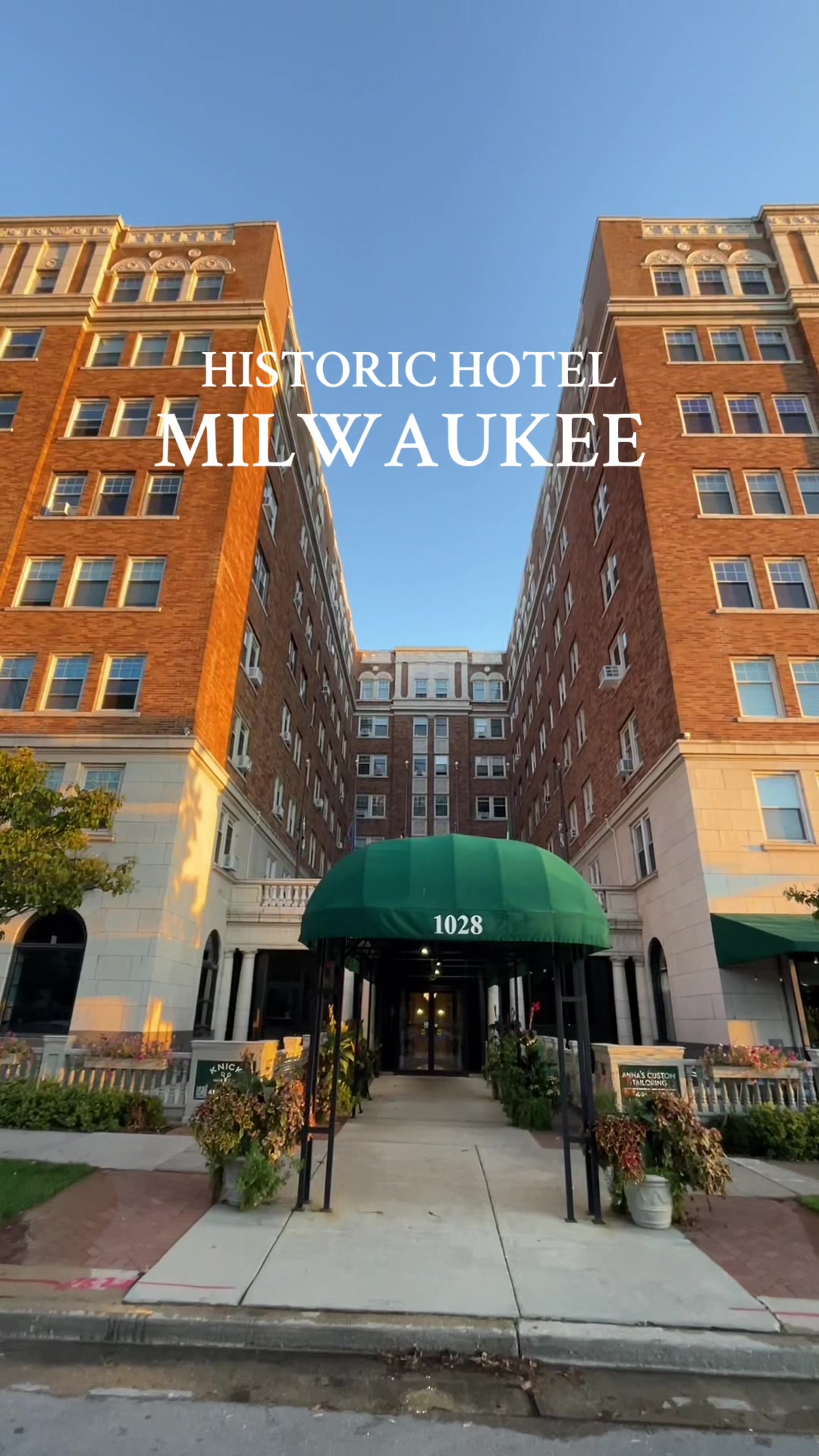 Must stay historic hotel in dowtown milwaukee > 
📍Knickerbocker on the Lake

#travel #milwaukee #milwaukeehotels #wheretostay #wisconsin #knickerbocker #historic #downtown #hotel #suite #vacation 