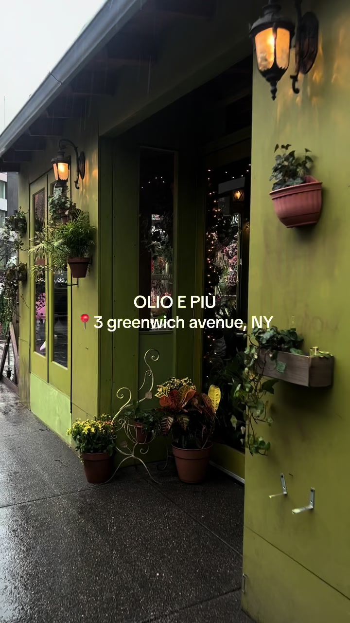 this amazing resturant in greenwich new york is a must visit🇮🇹the best carbonara I’ve ever tried and the pizza was just insanely good 🍕 

located at 📍3 greenwich avenue, New York City 

-
-

#newyork #resturant #italianfood #greenwich #westvillage #westvillagenyc 