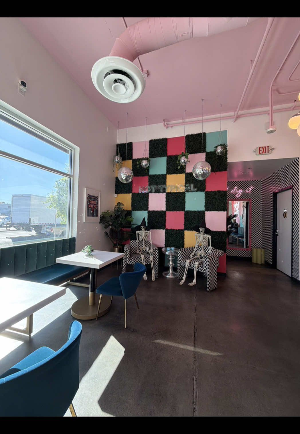 Dig It Coffee Co. in Downtown Las Vegas ☕️
•
I LOVE this coffee shop’s mission and truly believe it’s such an important one to support. Not to mention the coffee is GREAT 😍
•
•
•
#localcoffee #lasvegascoffee #coffeeshop #digitcoffee #coffeereview @Dig It! Coffee Co. 