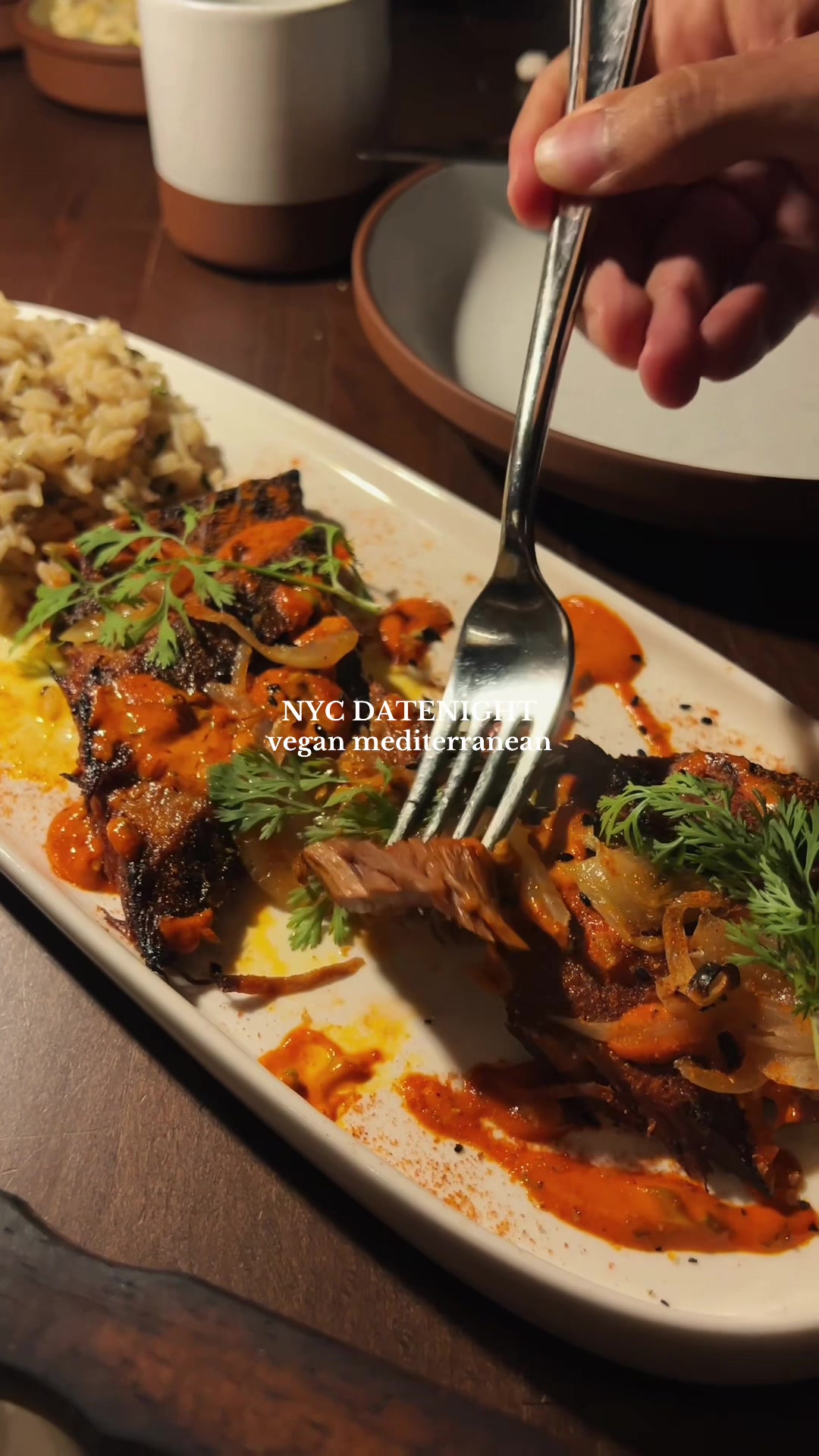 Date night perfection 🍸🖤🍴Still thinking about this dinner at Anixi- 
Mediterranean vegan dishes bursting with flavor, cocktails to match, and a beautiful atmosphere. Everything felt so intentional and elevated. Perfect spot for a date night, or when you just want to feel a little fancy ✨