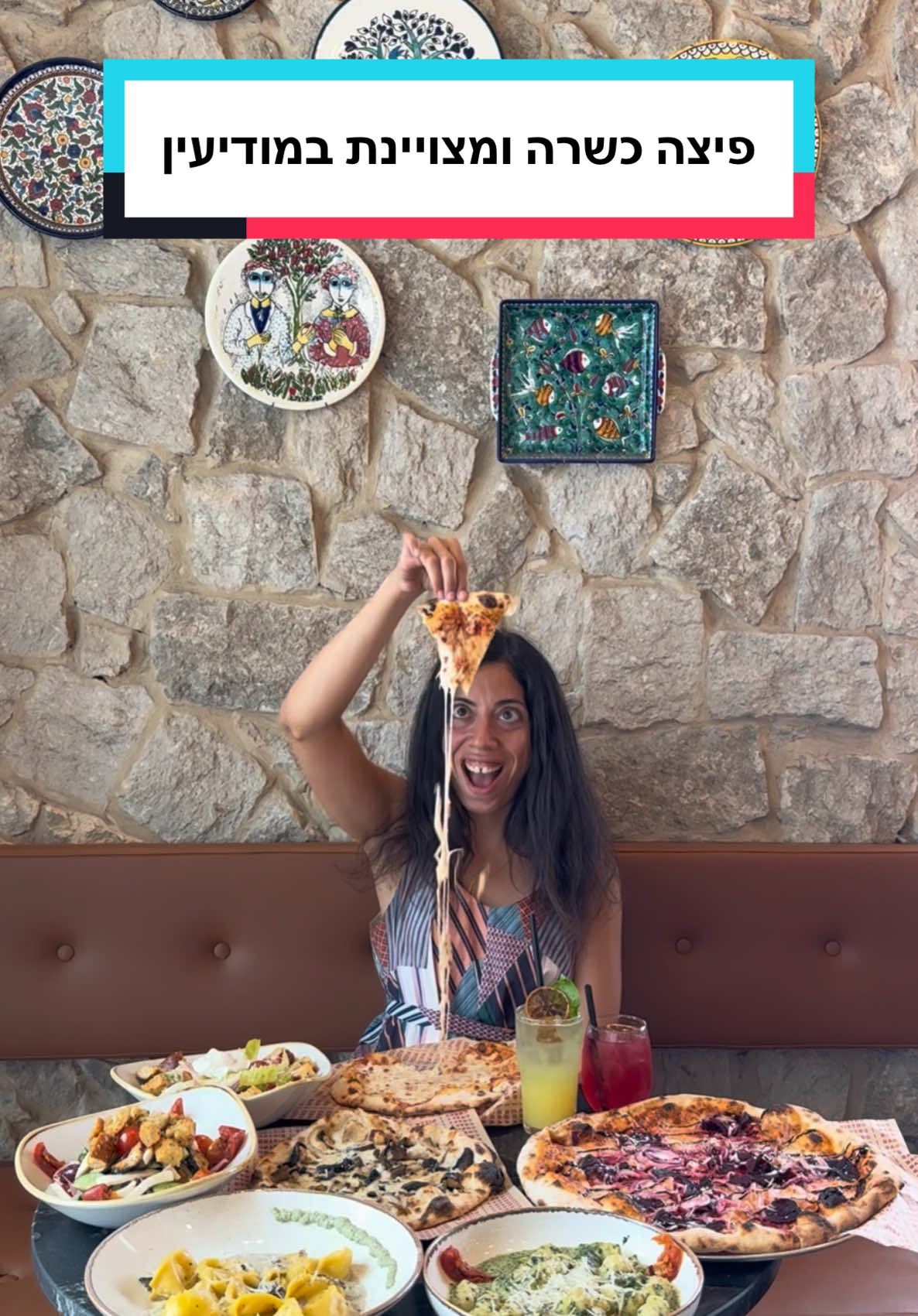 פיצה נאפוליטנית כשרה למהדרין בסלון של נונה איטלקיה | מודיעין

🍕הכירו את קראפט פיצה- מסעדה שתיקח אתכם היישר לאיטליה בלי להחתים דרכון- בטעמים, בוייבים ובחוויה המרגשת… מאמא מיה!

🏆הפיצה הוכתרה לאחת מ- 50 הפיצריות הטובות בעולם בשנת 2019 על-ידי מגזין הפיצה הבינלאומי- 
50 Top Pizza

🫶🏽מכינים כאן הכל במקום- את בצק המחמצת המעולה שמותפח במשך 72 שעות, רוטב העגבניות הייחודי- וגם את הפסטות, הסלטים והרטבים הממכרים

🍕פיצות מאסט: פינוקית- גבינת קממבר, קונפי שום ודבש | אוממית- שמפיניון, פורטבלו ושמן כמהין | מתוקה- בטטה, גבינת עזים, בצל ירוק וסילאן

🍕הפיצות מגיעות בשני גדלים- 25 ס״מ או 35 ס״מ - ואני ממליצה לכם להזמין כמה שיותר פיצות קטנות, כדי להנות משלל האופציות המיוחדות שיש למקום להציע

🍝מנות מאסט: פלין גבינות- כיסוני פסטה ממולאים בגבינות ברוטב שמנת פטריות וכמהין על קרם בזיליקום | רביולי סלק ריקוטה ברוטב חמאת לימון וטימין | סלט פנצנלה | פטריות פורטבלו צלויות ממולאות בארבע גבינות ובצל שטוגן ביין, על רוטב שמנת 

🍹יש פה קוקטיילים מעולים שמוגשים לצד האוכל במחירים מאד נגישים (42-48 ש״ח) | רוקחים את הסירופים ותמציות הקוקטייל במקום

💰מחיר פיצה קטנה: 40-50 ש״ח | מחיר פיצה גדולה: 65-80 ש״ח

✅ כשר למהדרין בהשגחת רבנות מקומית מודיעין-מכבים-רעות

⏰ימים ושעות פתיחה: ראשון-חמישי בין השעות 12:00-23:00 | שישי סגור | שבת 19:30-00:00

📍כתובת: דרך מנחם בגין 21, מודיעין 

תייגו חברים שאתם אוהבים ומאוהבים באיטליה 🇮🇹🍝🍕 #פיצה #מודיעין #מסעדה #foodie 