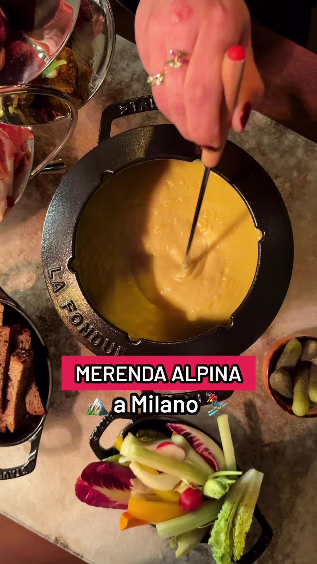 Ok, il Four Seasons l’ha fatto di nuovo 😍 
Dopo l’allestimento natalizio, questa volta l’hotel si trasforma per i giochi invernali e diventa un Arctic Lodge, un rifugio contemporaneo in stile alpino dove sembra di essere catapultati tra le montagne senza uscire da Milano 🏔️ 
Ogni giorno dalle 12.30 alle 21 viene servita la Arctic Merenda, un’esperienza invernale pensata per essere condivisa.
Si può scegliere tra:

🫕 Percorso salato
fonduta di malga accompagnata da crostini di pane nero, cetriolini e pinzimonio.

🍫 Percorso dolce
fonduta di cioccolato fondente criollo 75% con marshmallow alla vaniglia e fragole.

In entrambi i casi, il percorso è accompagnato da un’alzatina con tanti assaggi dolci e salati.
Fuori dal percorso si possono scegliere cocktail tematici e dessert di alta pasticceria ispirati alle atmosfere alpine e ai sapori d’alta quota.

Collaborare con Four Seasons Hotel Milano è sempre un piacere: ogni volta riesce a creare ambientazioni davvero uniche e l’effetto wow è assicurato fin dall’ingresso!
💰 65€ a persona
📲 Prenotazione tramite OpenTable (link nelle stories).
Four Seasons Hotel Milano - Via Gesù 6/8
#adv #milanohafame 