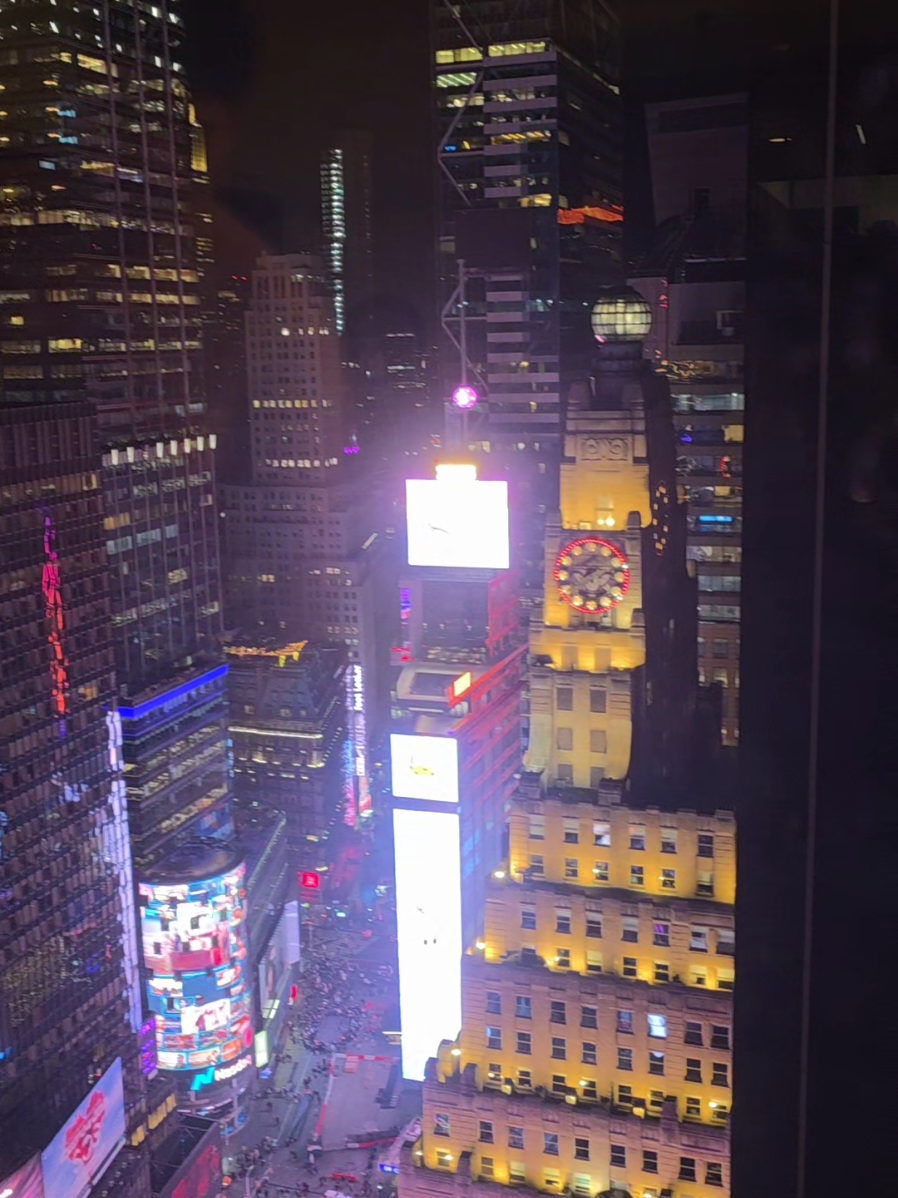 King room at the Marriot Marquis in Times Square! 10/10 experience and the view was incredible! @Marriott Bonvoy @Marriott Hotels #marriotmarquis #newyork #staycation #hoteltour #marriottbonvoy #timesquare