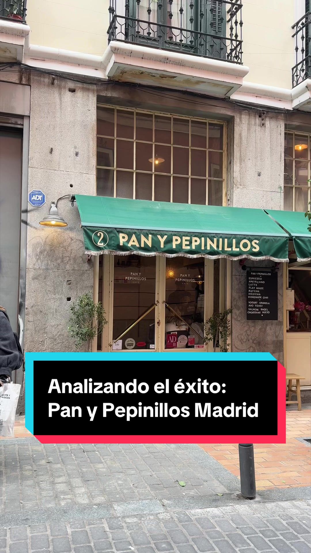 Una cafetería pequeñita… que vende muchísimo
Así es Pan y Pepinillos 🥒 en Madrid