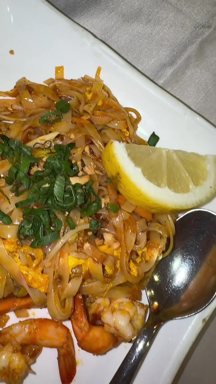 Best chinese in Rome (in my opinion) 
Two mains and water plus service charge €17.50 #rome #italy #wieiad #fy #foryou #chinesefood #padthai