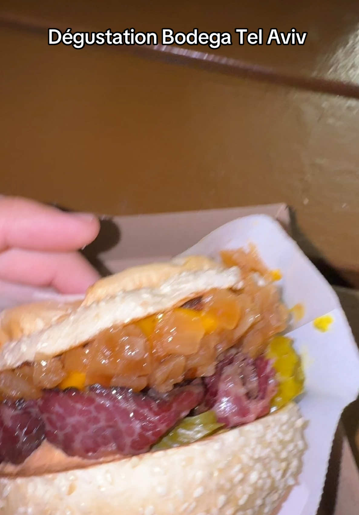 Dégustation Bodega – Tel Aviv
Une expérience gourmande 100 % cacher au cœur de Tel Aviv : un hamburger juteux, fromage fondant, « bécon » façon Bodega, le tout préparé avec des produits de qualité et une ambiance unique.
Un vrai moment de plaisir pour les amateurs de saveurs fortes et authentiques, version cacher 