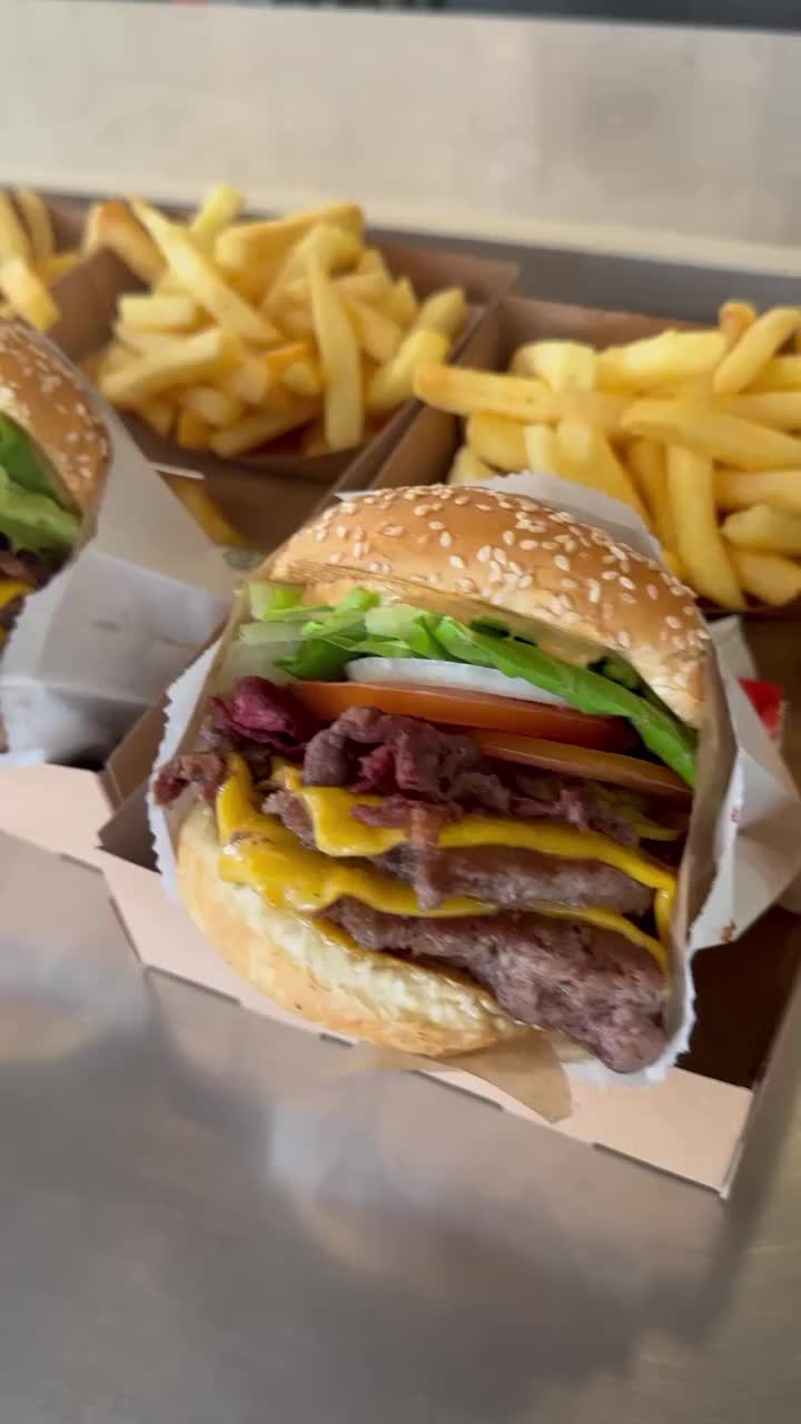 Bodega when it sizzles! Get your last taste before Passover vacation 🏝️😎🍔

#bodegasizzle #vacay #vacation #summervibes #summer #food  #passover #passover2023 #smashburger #smashburgers  #meatandcheese #tuesday #tlv #telaviv #tlveats #israel #foodie #smashkings #thenewkosher #bodega #getbodega 