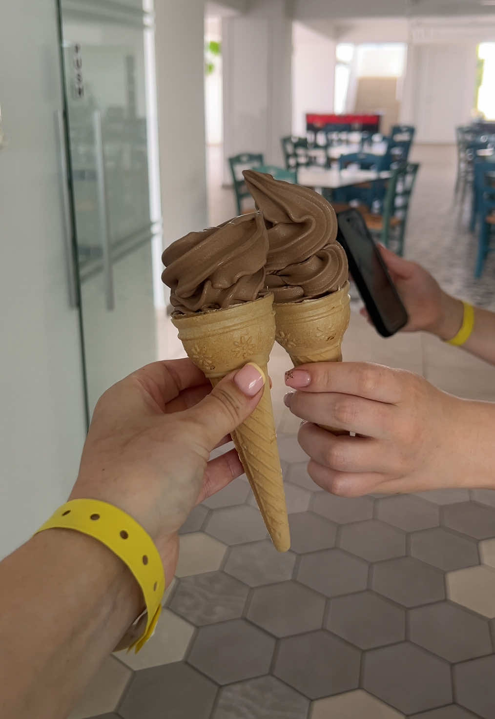 A resort with unlimited all-inclusive ice-cream!? yes pls🍦

Don’t judge on my icecream skills, I need some practice 😂

#fyp #snackbar #allinclusive #sofiannaresortandspa 